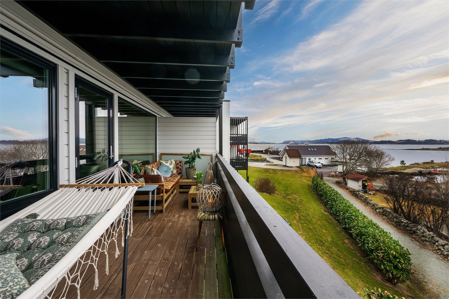 Stor balkong med god plass til hagemøbler. Flott utsikt og fine turområder like ved .