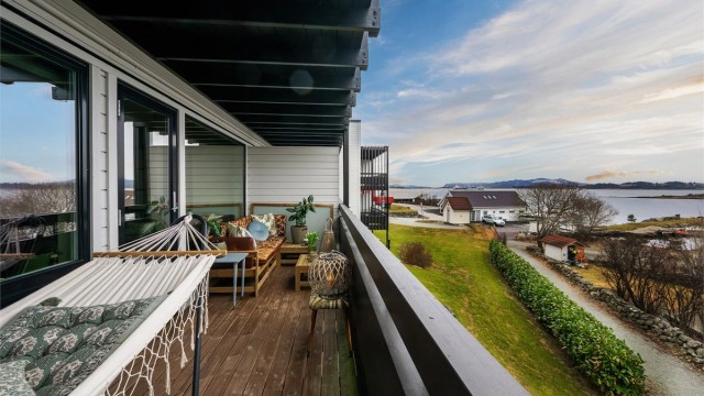 Stor balkong med god plass til hagemøbler. Flott utsikt og fine turområder like ved .