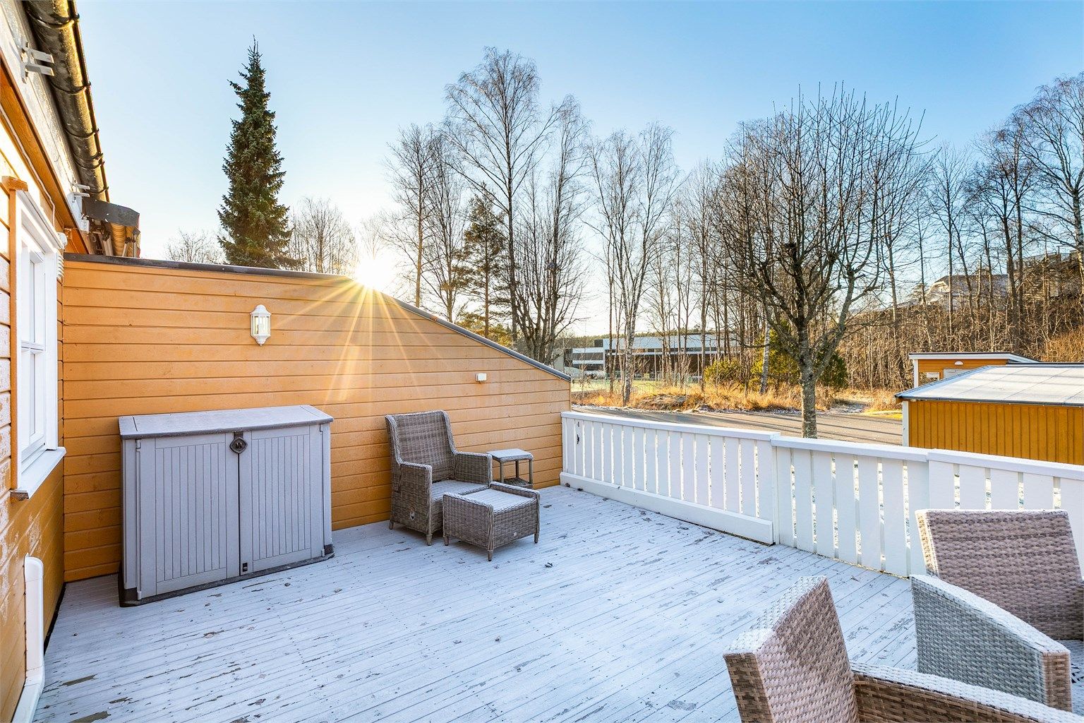 Sommerstid er det sol på terrassen allerede fra sen formiddag til kveld.