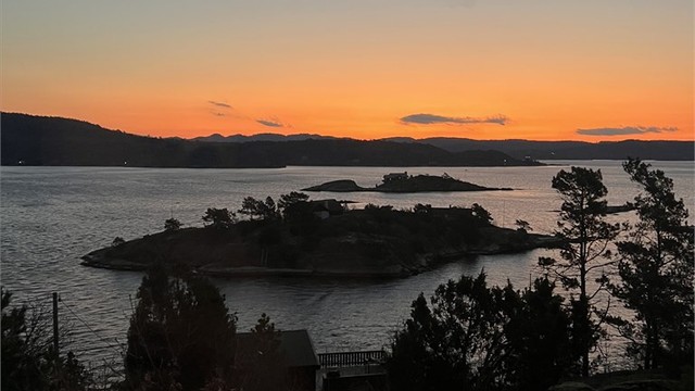 Her får du med deg de første solstrålene dagen bringer. Bildet ble tatt kl. 05:39 i mars.