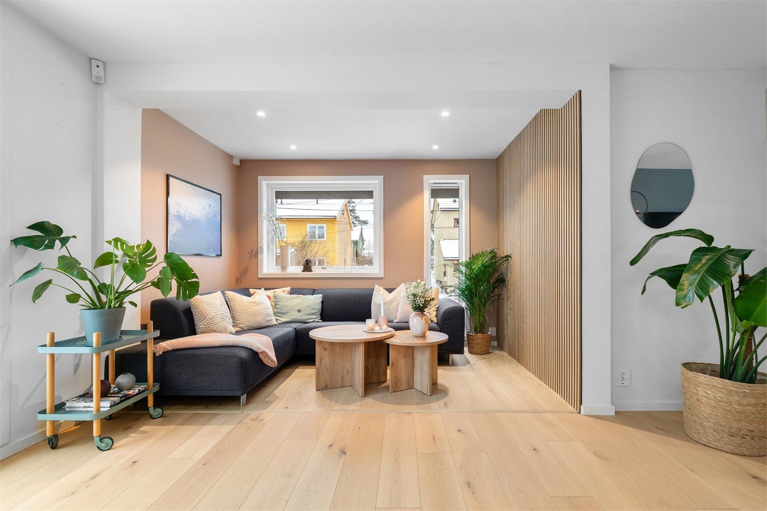 Boligen ble betydelig oppgradert i 2018, og fremstår moderne og med god standard. Alle innvendige rør ble byttet, hele det elektriske anlegget skiftet ut, ny isolasjon, nye vinduer og ny kledning