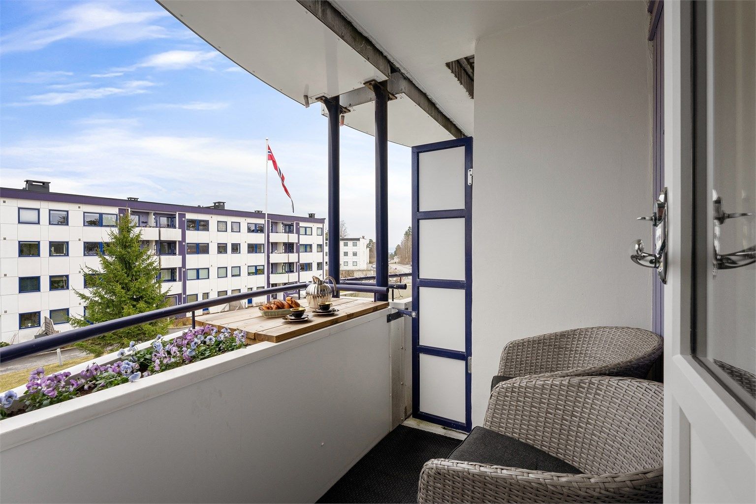 Balkongen utvider stuen på varme dager. Med kun 2 minutters gange til Østerås senter har du buss, butikker og treningssenter rett i nærheten.