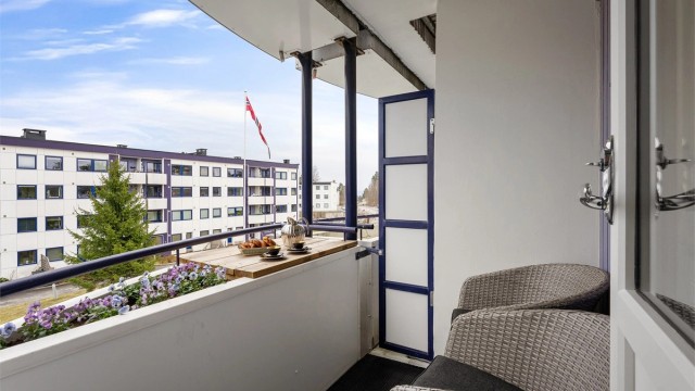 Balkongen utvider stuen på varme dager. Med kun 2 minutters gange til Østerås senter har du buss, butikker og treningssenter rett i nærheten.