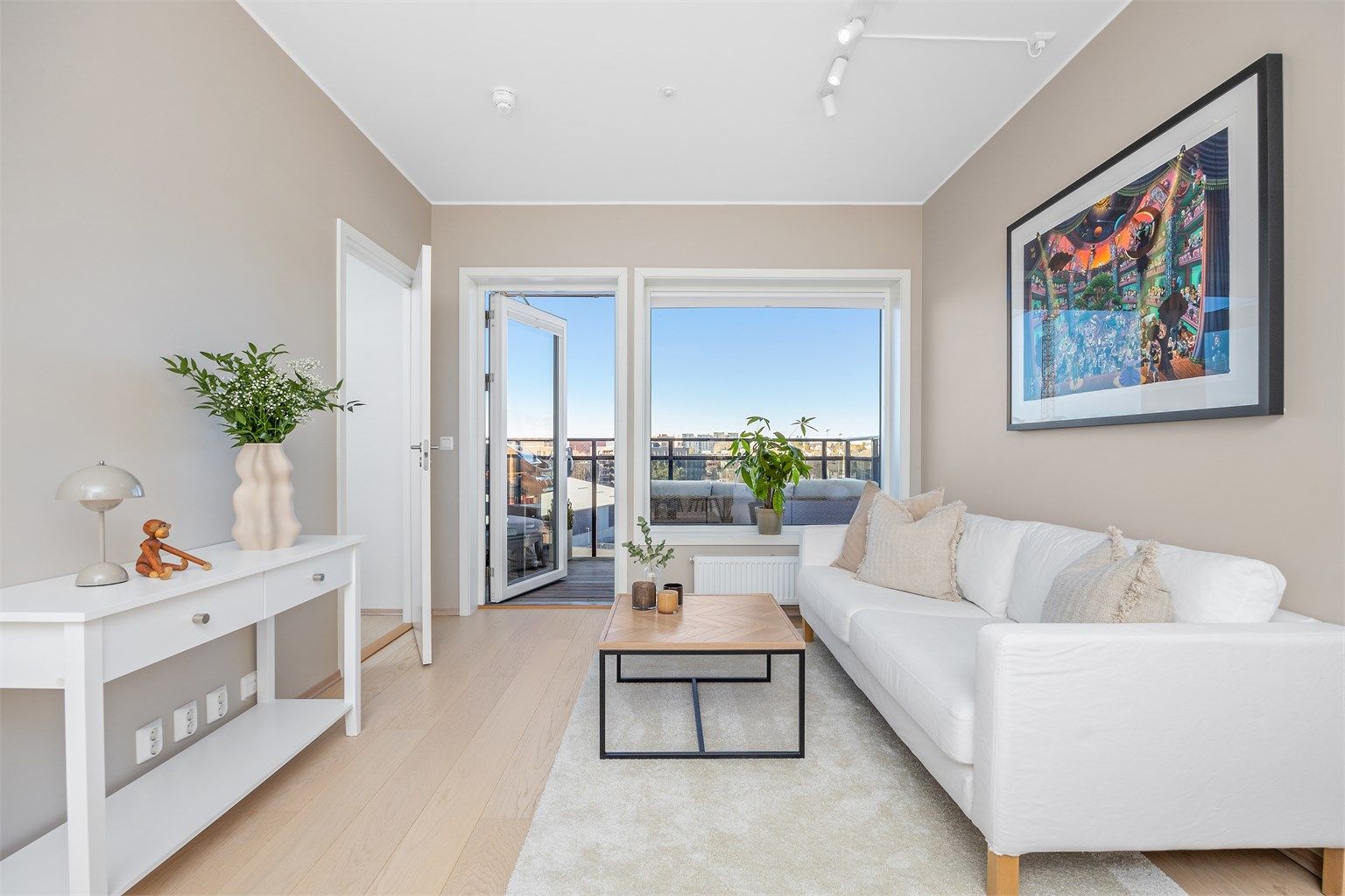 Romslig stue med plass til sofagruppe, tv-møblement og spisegruppe