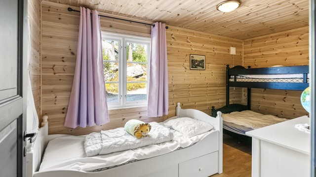 Soverom med smarte løsninger for sengeplasser.