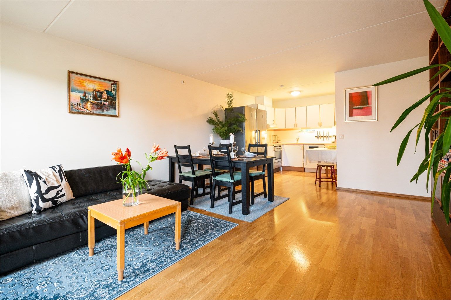 Stuen er romslig med god planløsning og kan enkelt innredes med en hyggelig sofagruppe med tilhørende sofabord og annet ønskelig stuemøblement.