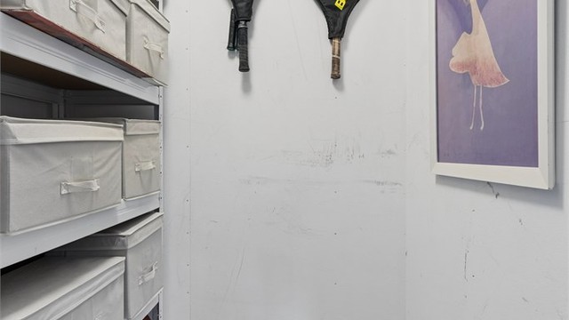 Det praktiske oppbevaringsrommet i 1.etg blir en forlengelse av gangen og holder oppholdsarealet ryddig.