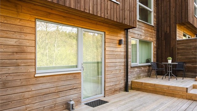 Foran underetasjen er det en terrasse på ca. 20 m², bygget ny i 2024.