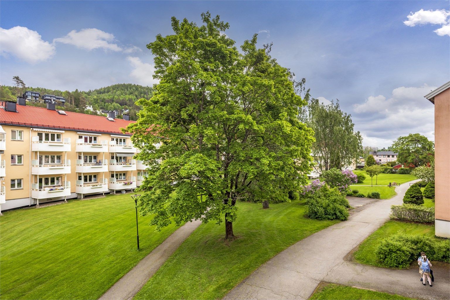 Begge soveromsvinduene vender ut mot borettslagets fellesarealer.