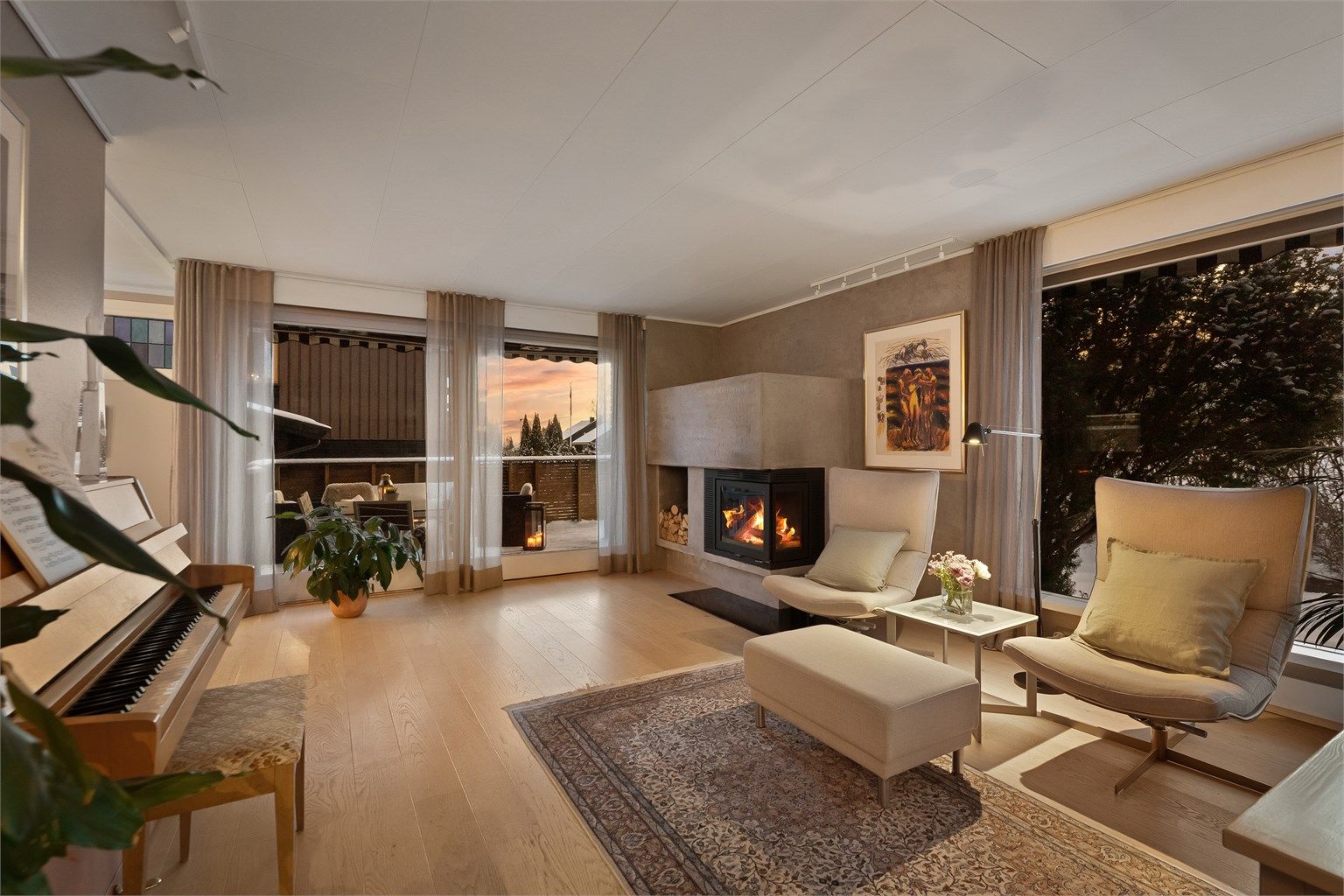 Fra stuen har du utgang til uteplassen som brukes flittig i sommerhalvåret.