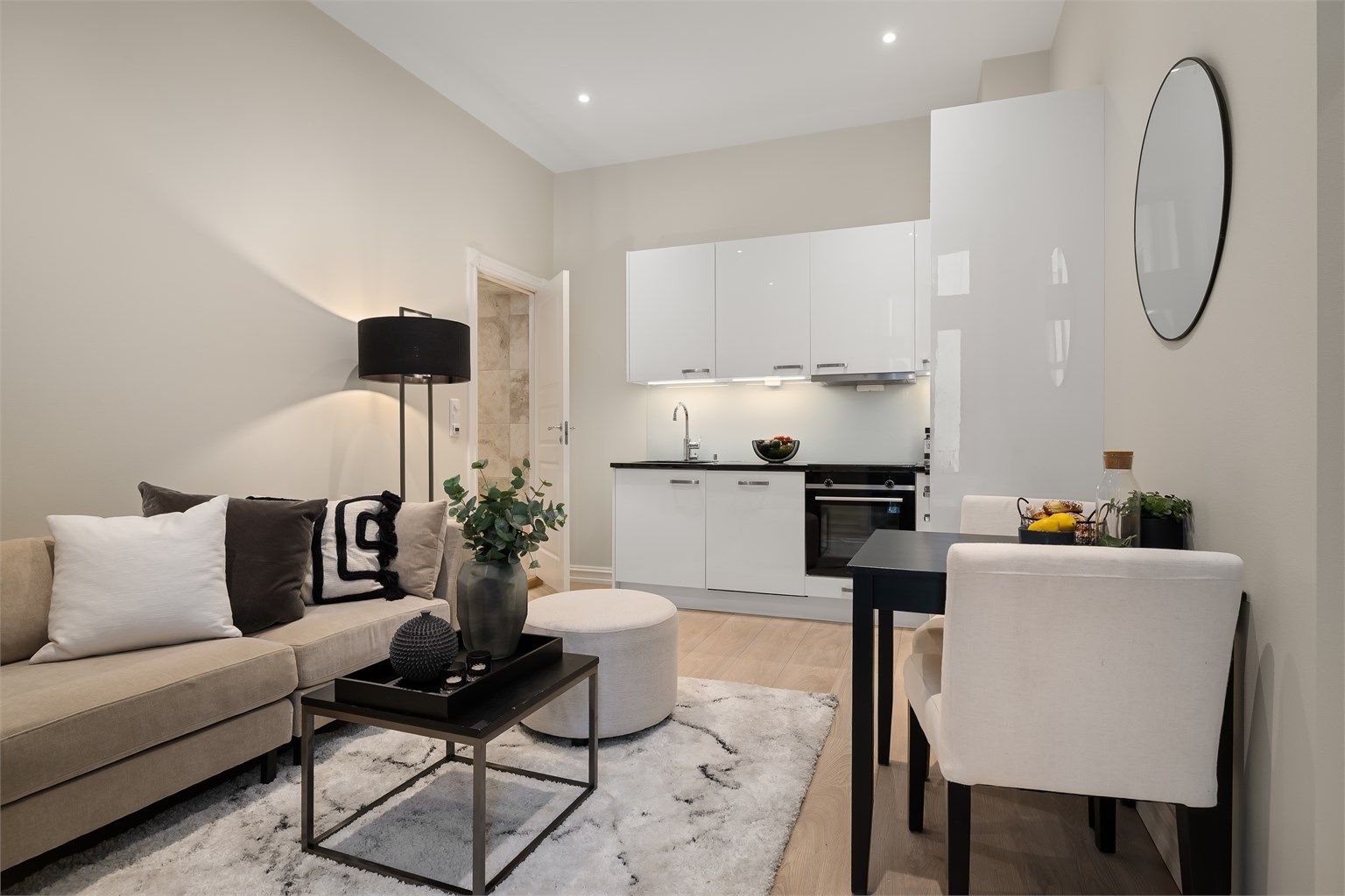 Moderne og arealeffektiv leilighet med gjennomtenkte løsninger, god takhøyde og et stilrent uttrykk