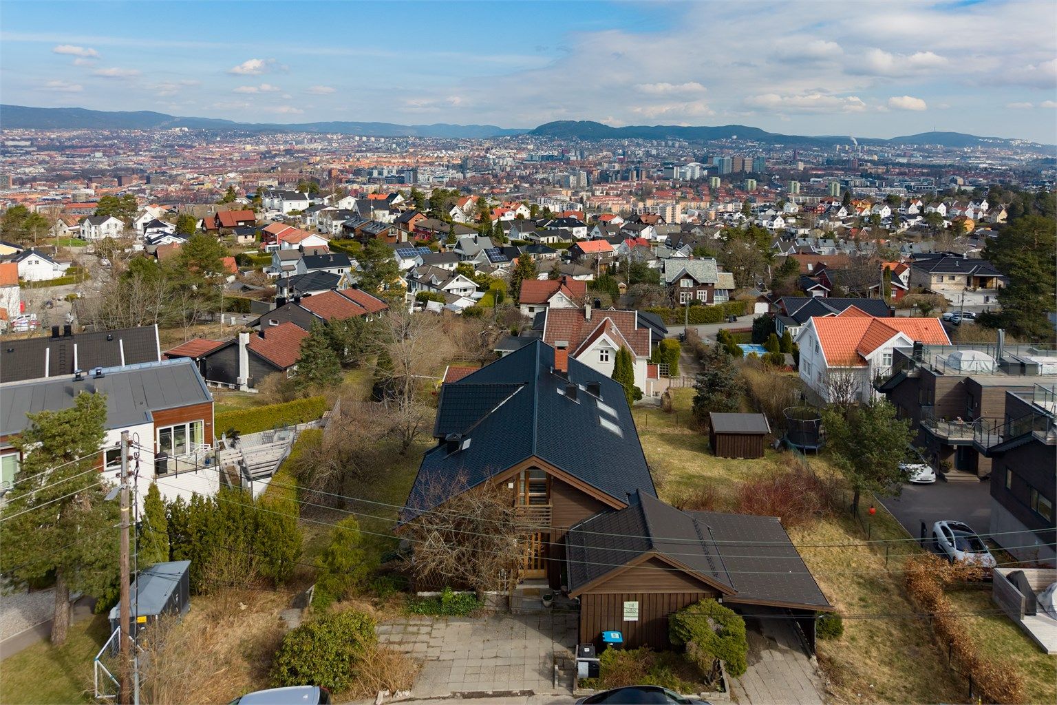 Velkommen til Vardeveien 8B og denne store eneboligen på Ekeberg med fantastisk utsikt og tomt på hele 1,4 mål. Presentert av Christoffer S. Akerjordet og Krogsveen Nordstrand