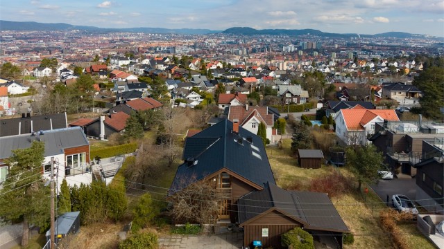 Velkommen til Vardeveien 8B og denne store eneboligen på Ekeberg med fantastisk utsikt og tomt på hele 1,4 mål. Presentert av Christoffer S. Akerjordet og Krogsveen Nordstrand
