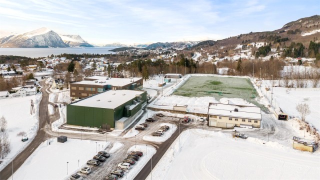 I nærområdet finner man både skole og barnehage, som Ebbegarden barnehage.