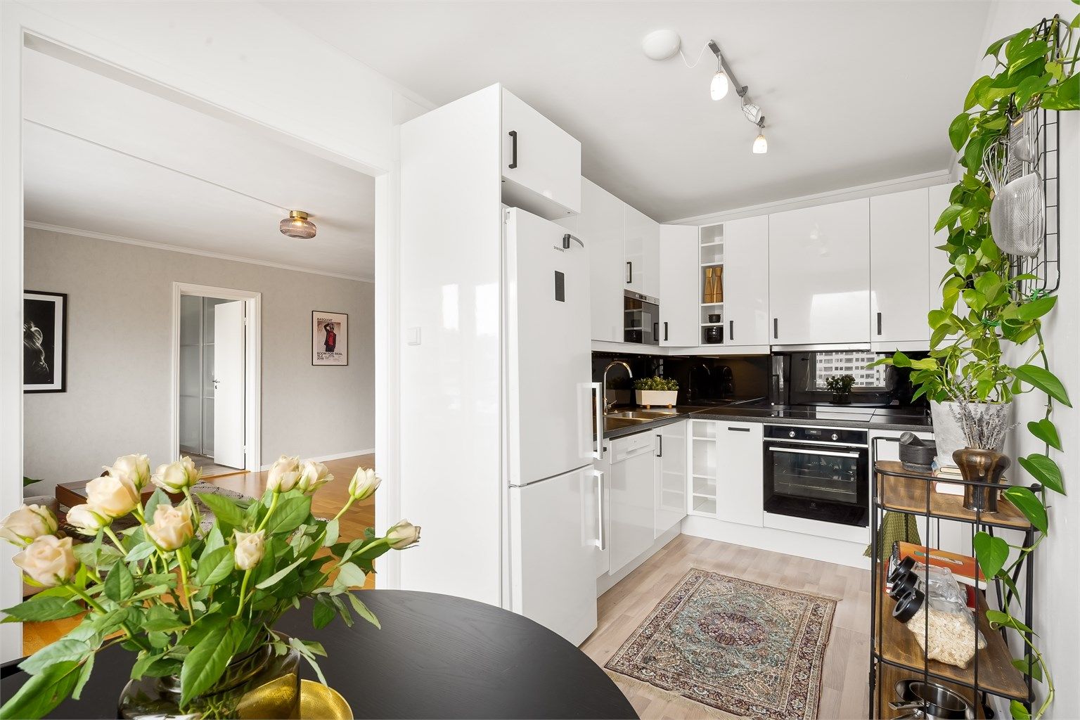 Her er det plass til en hyggelig spiseplass ved vinduet.