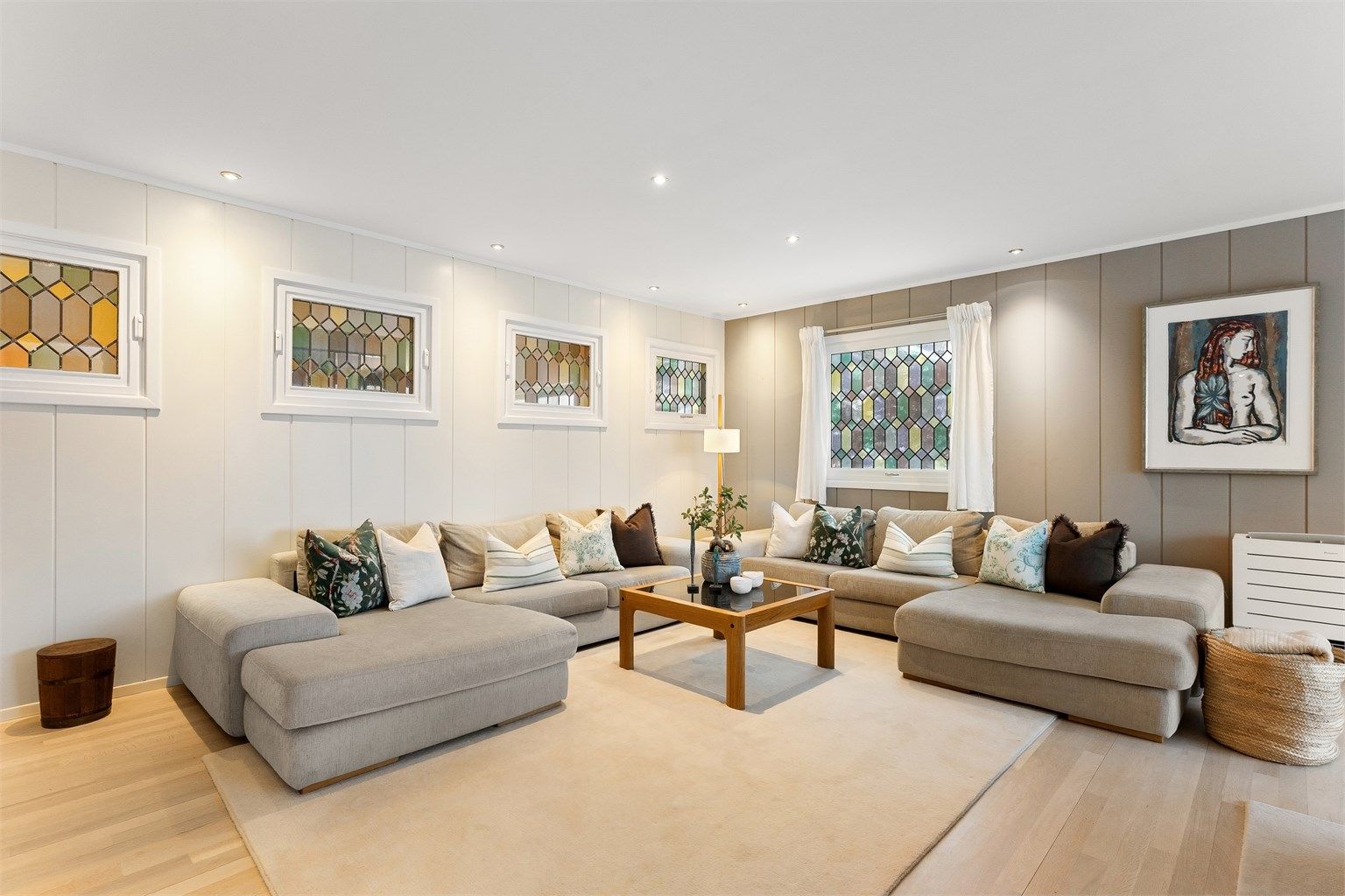 Stuen har malte panelplater og downlights i himlingen.