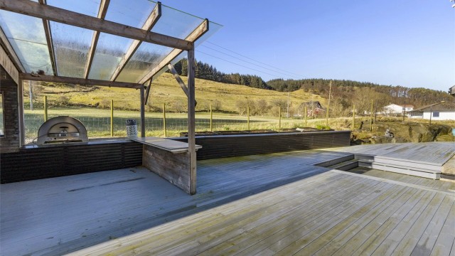 En del av uteplassen har en overbygget pergola, ideell for grilling og bespisning. Pizzaovn medfølger ikke. Pergola med tett tak er ikke omsøkt.