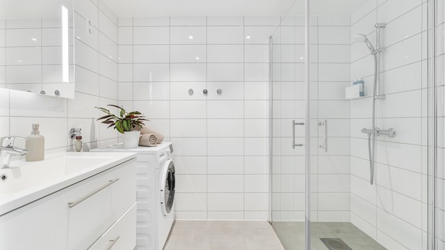 Et lekkert, flislagt bad med vannbåren gulvvarme