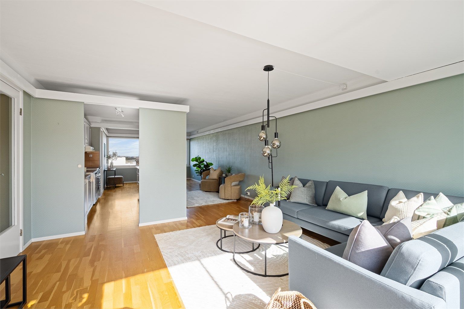 Kjøkkenet ligger plassert mellom salong og spisestue.