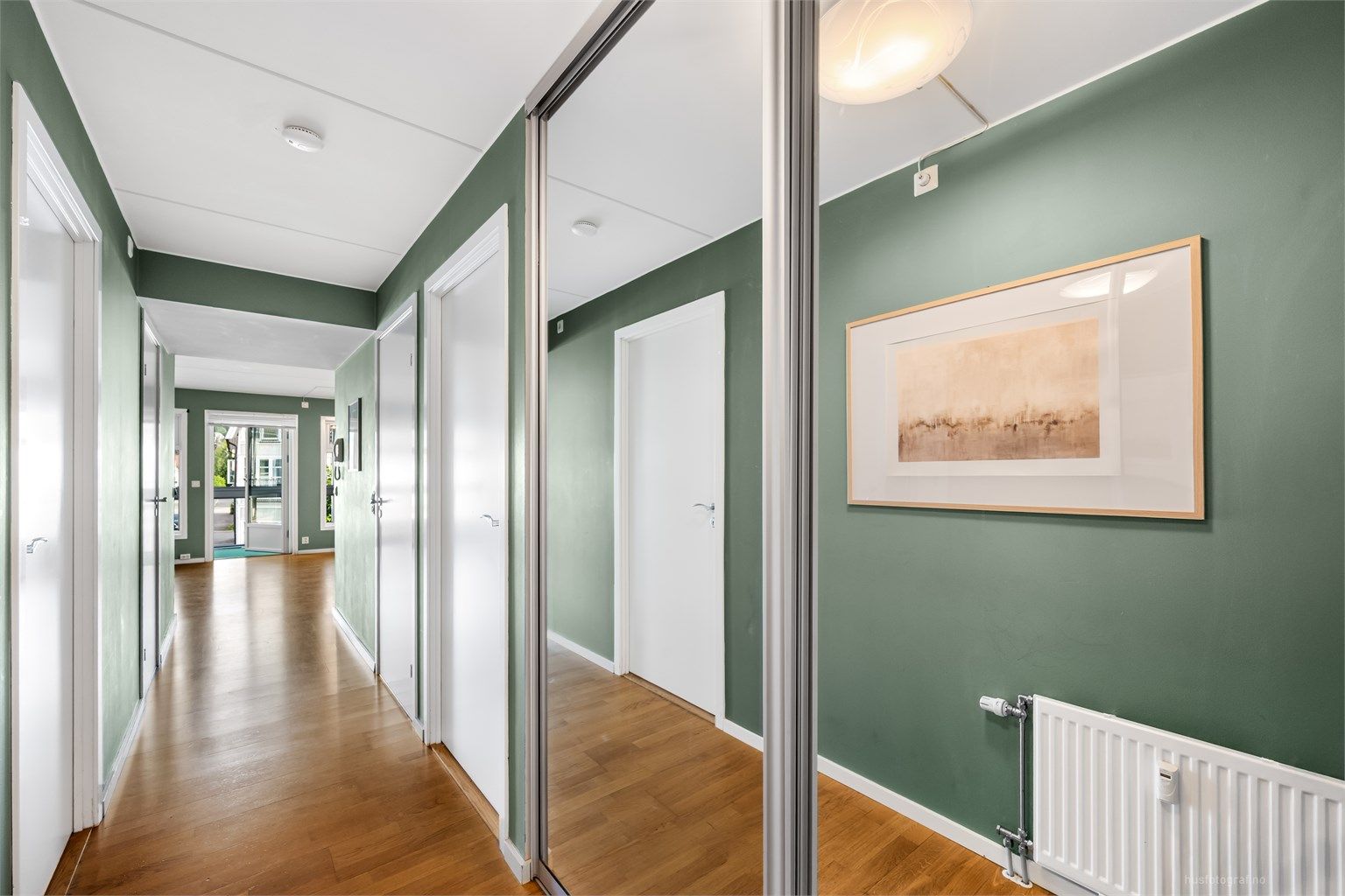 Velkommen inn, fra gangen er det adkomst til leilighetens stue/kjøkken