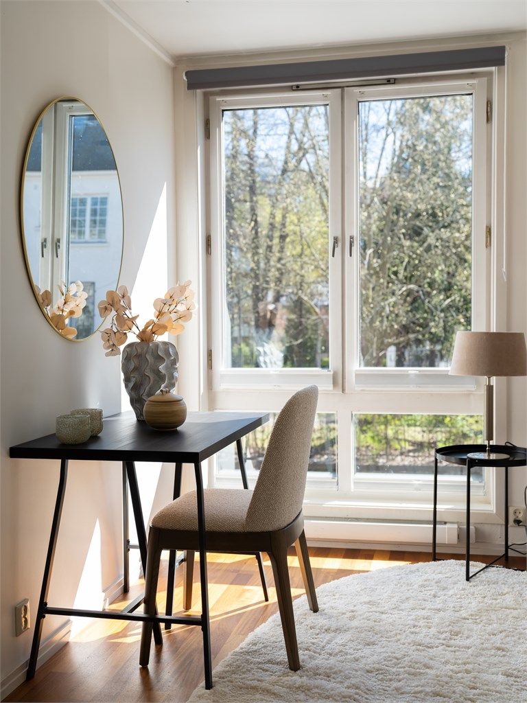 Også her bidrar store vindusflater til et lyst og trivelig rom.