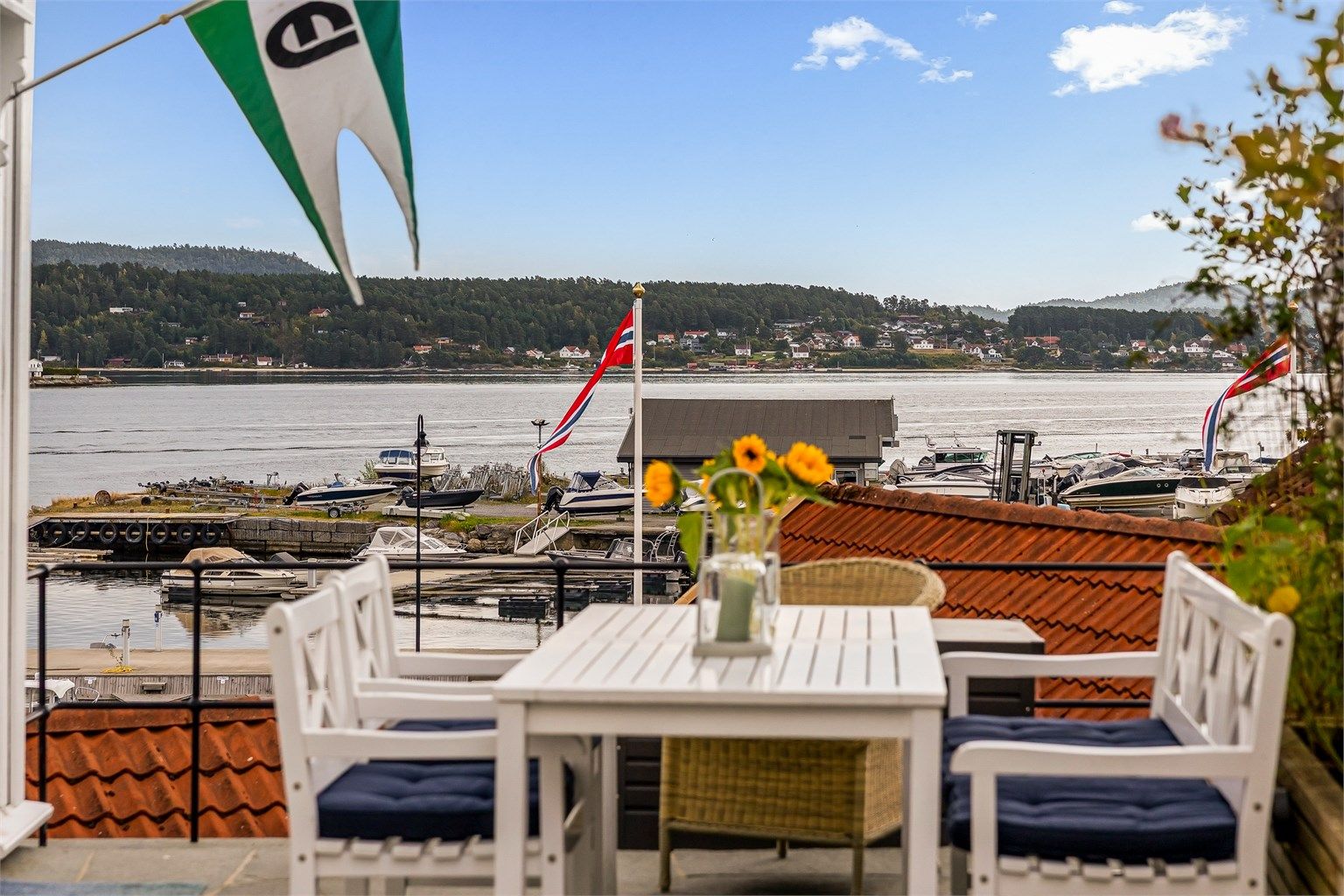 På terrassen er det plass til mange.