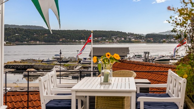 På terrassen er det plass til mange.