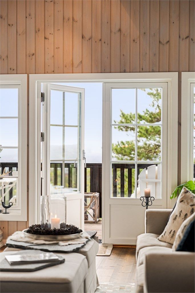 Fra stua er det direkte adkomst via to-fløyet dør til terrassen.