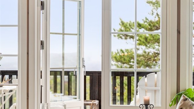 Fra stua er det direkte adkomst via to-fløyet dør til terrassen.