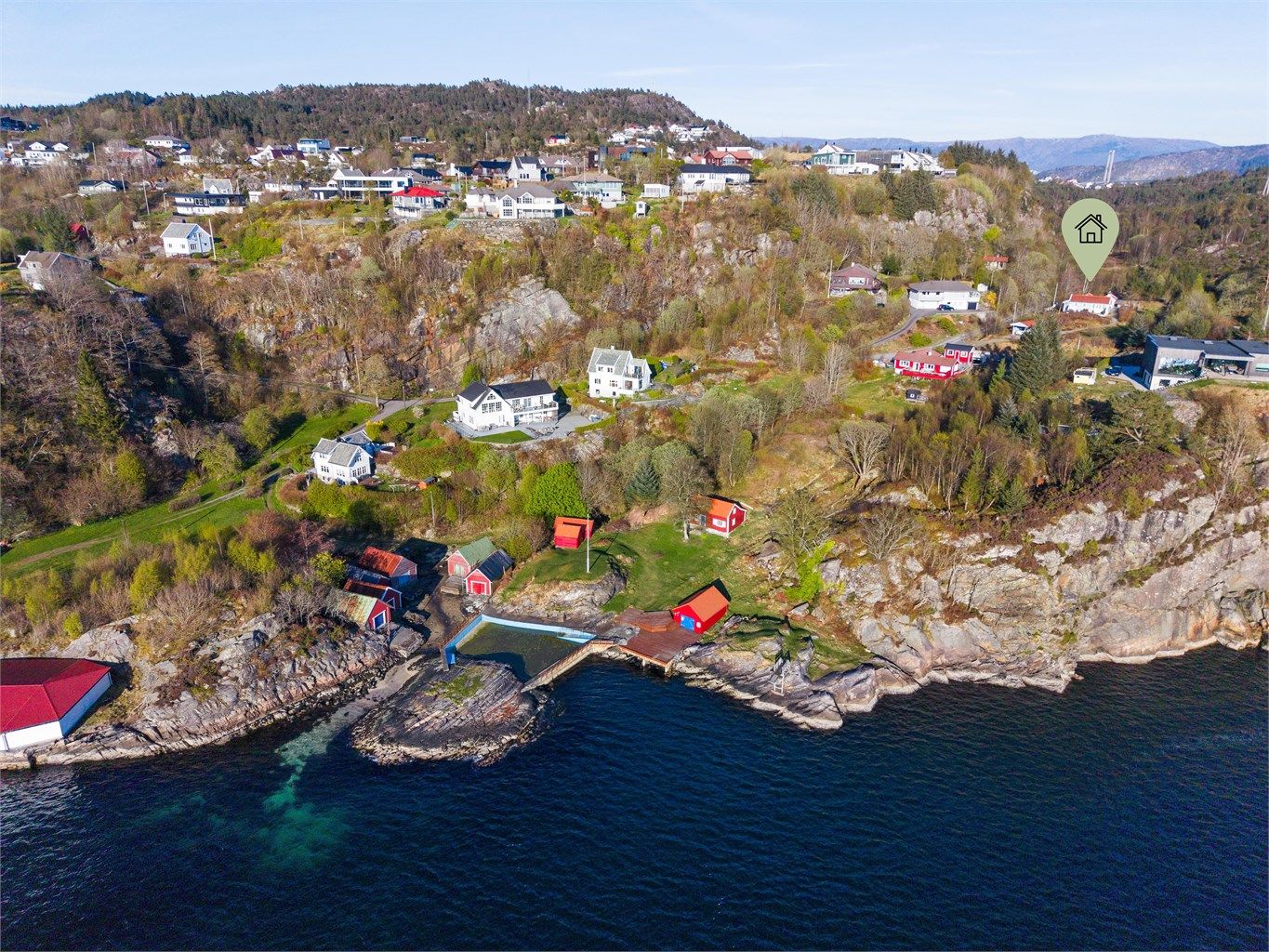 Kort gangavstand til sjøen og flott badeplass I Træet med svaberg, stupebrett og sjøbasseng.