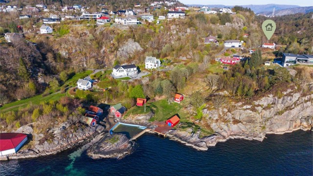 Kort gangavstand til sjøen og flott badeplass I Træet med svaberg, stupebrett og sjøbasseng.