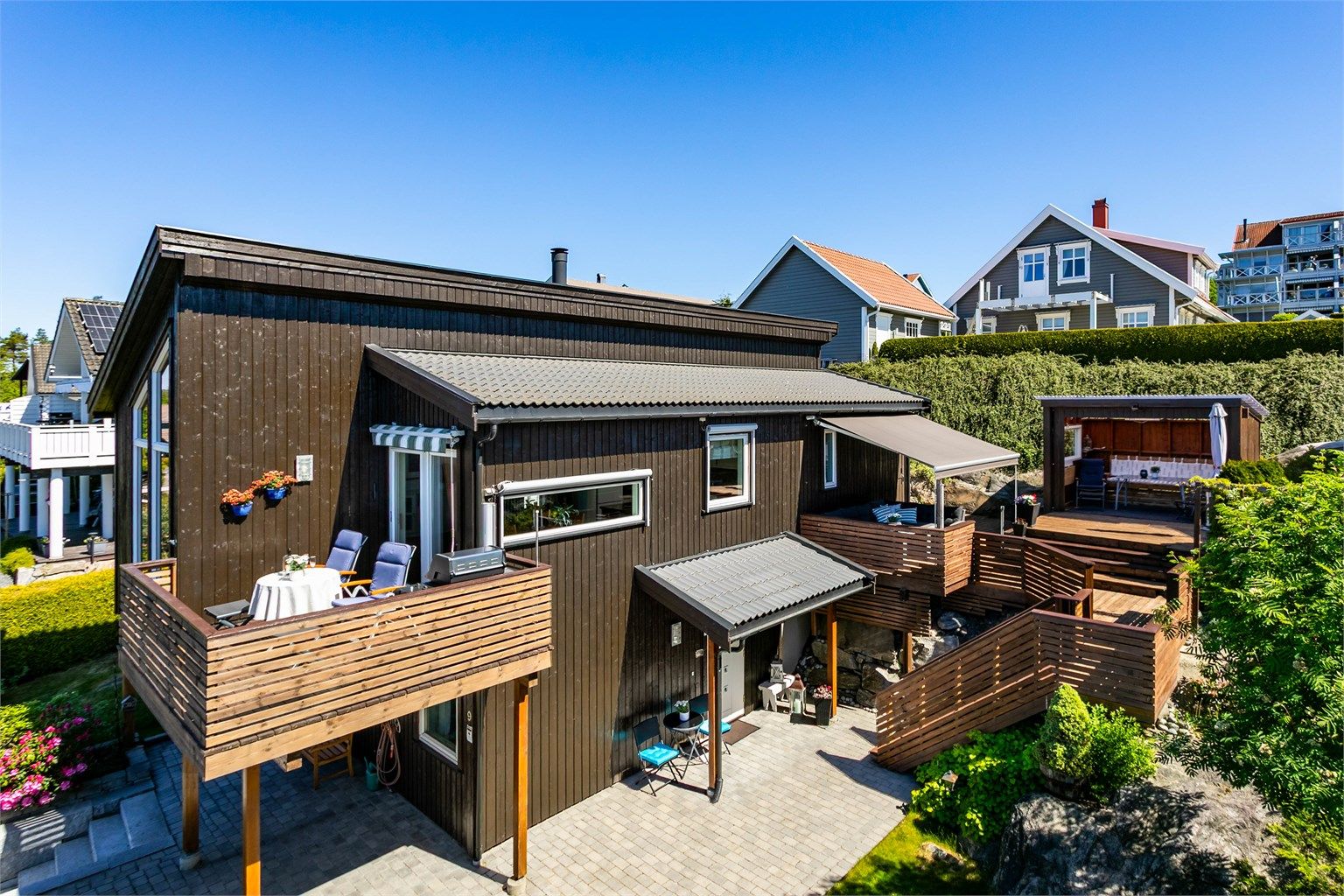 Lekre og betydelig påkostede utomhus arealer er anlagt rundt boligens solfylte sider.