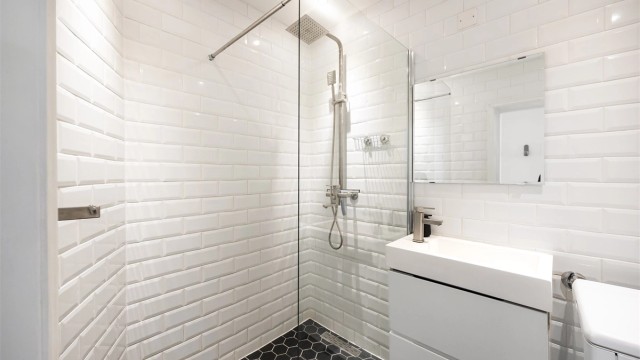 Videre er det vegghengt toalett og dusjnisje med glassvegg som er tilkoblet både hånd- og regndusj. Det er opplegg for vaskemaskin på badet.