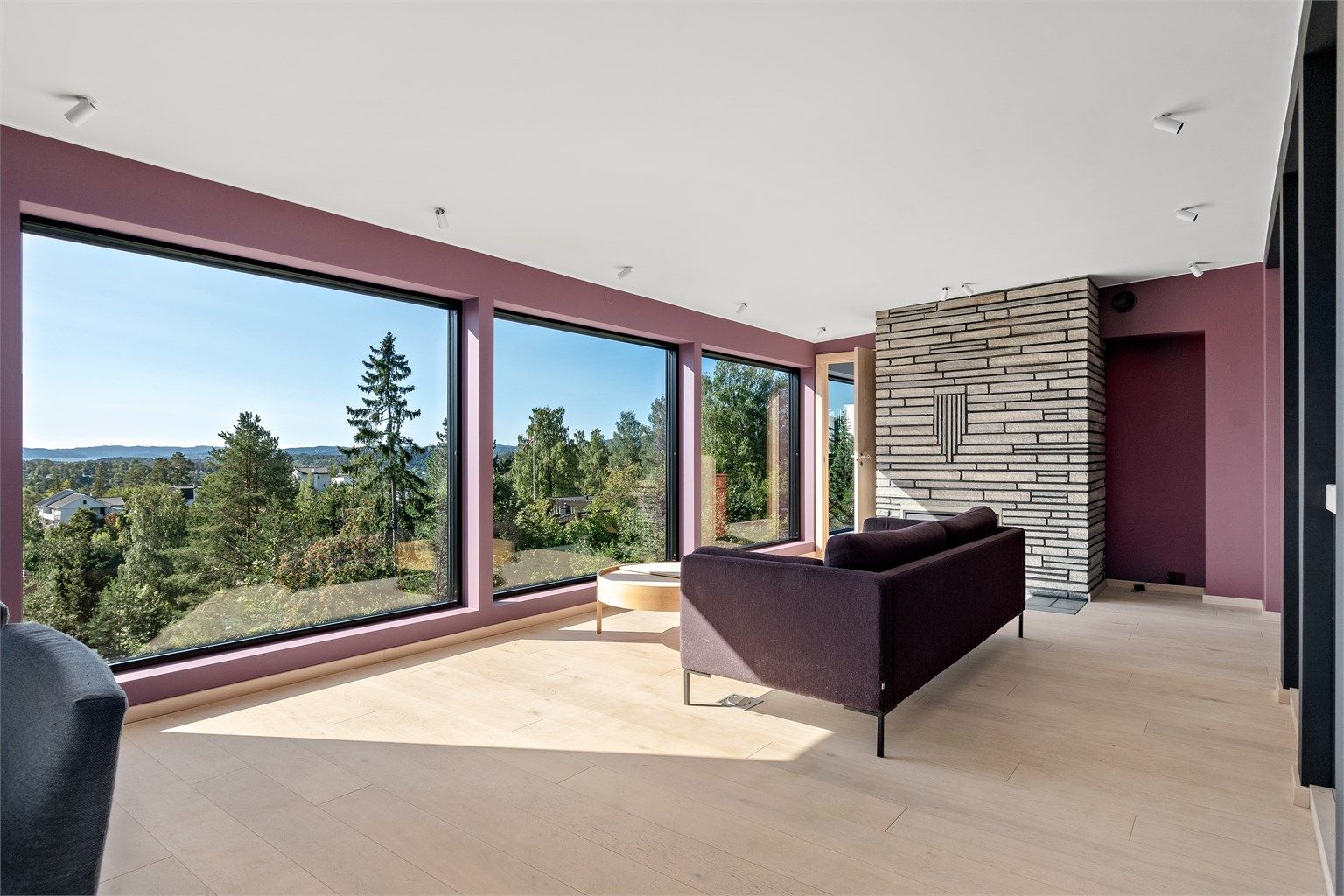 Boligen har store vinduer som gir rikelig med sol inn.