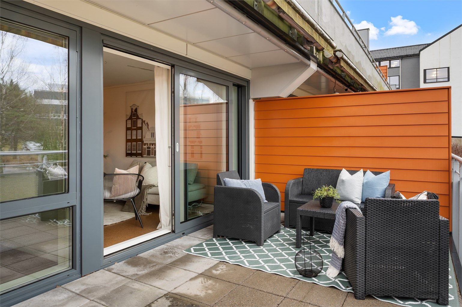 Balkongen er på 14 kvm og har god plass til sittegruppe.