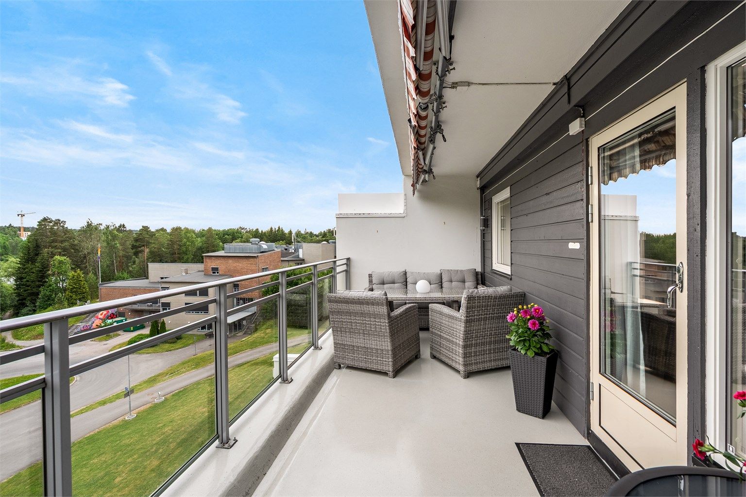 Balkong - delvis overbygget balkong med markise på ca. 17 kvm