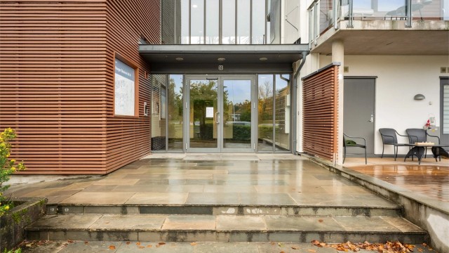 Inngangspartiet til bygget ved Hauger skolevei 50.