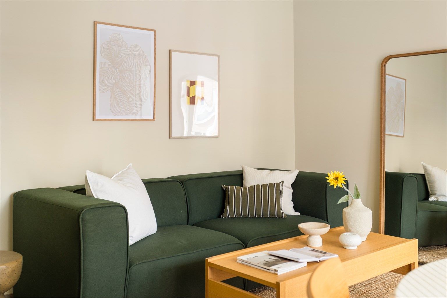 Veggene er malt i tidsriktige farger, og de store vindusflatene fra 2013 slipper inn rikelig med lys.