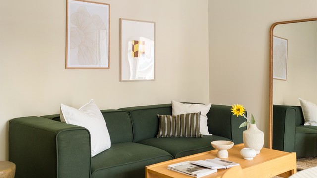 Veggene er malt i tidsriktige farger, og de store vindusflatene fra 2013 slipper inn rikelig med lys.