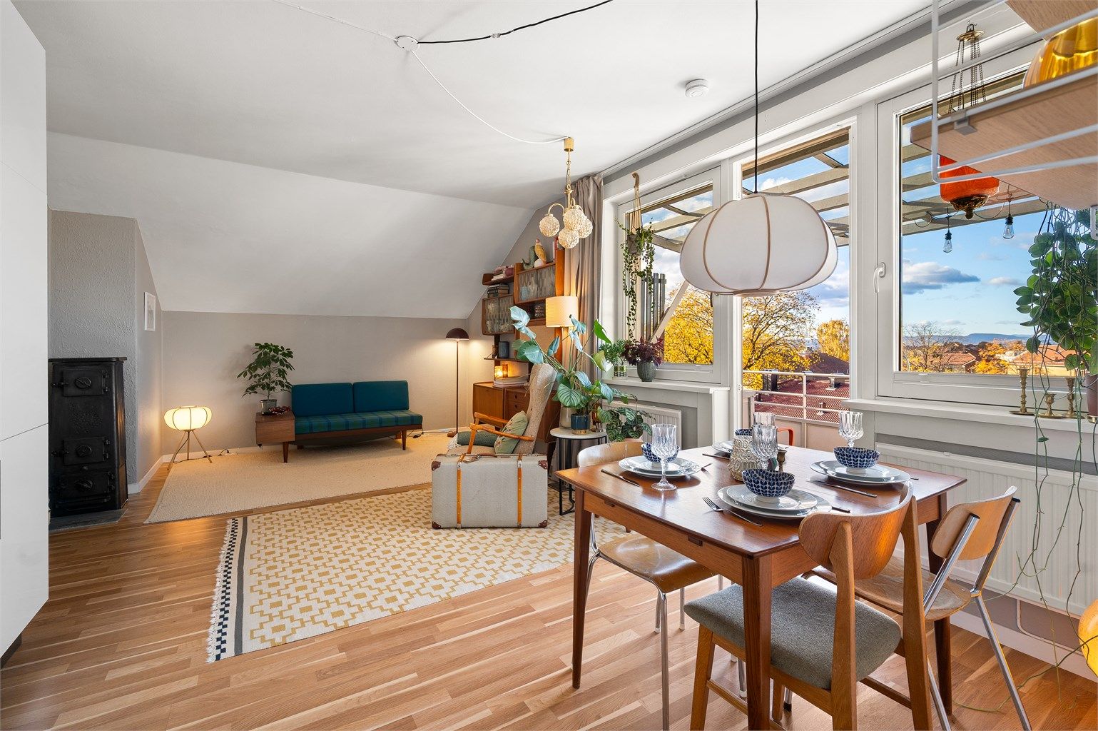 En lys og attraktiv 2-roms toppleilighet med en romslig balkong og frodig utsyn. Foto: Peter Futo/Cool Pics AS