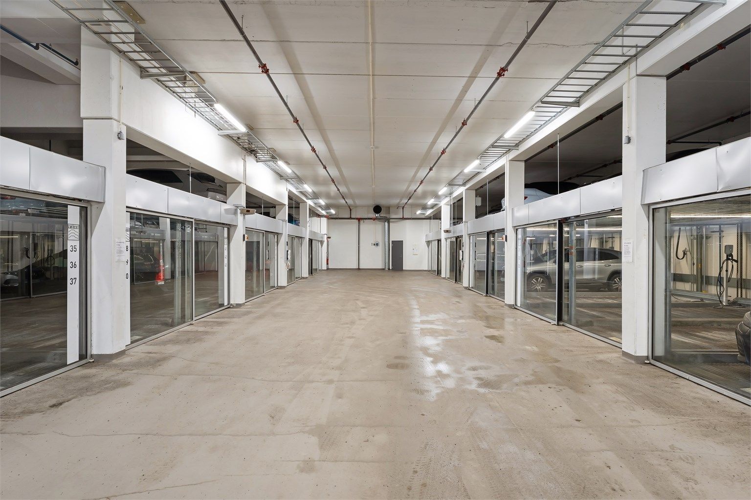 Leiligheten har tilhørende garasjeplass i felles garasjeanlegg