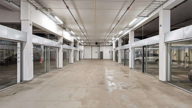 Leiligheten har tilhørende garasjeplass i felles garasjeanlegg