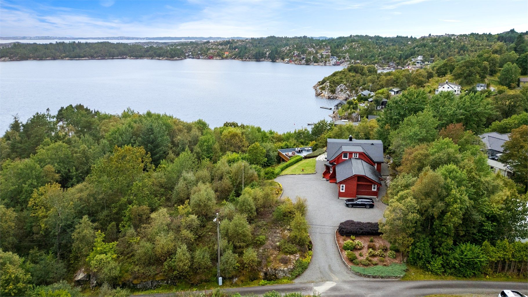 Området kjennetegnes av fredelige omgivelser og nærhet til kystnaturen.