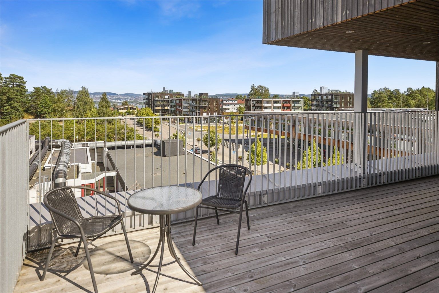 Takterrassen er et fellesområde som alle beboere har tilgang til og som bidrar til et godt naboskap og et trivelig bomiljø.