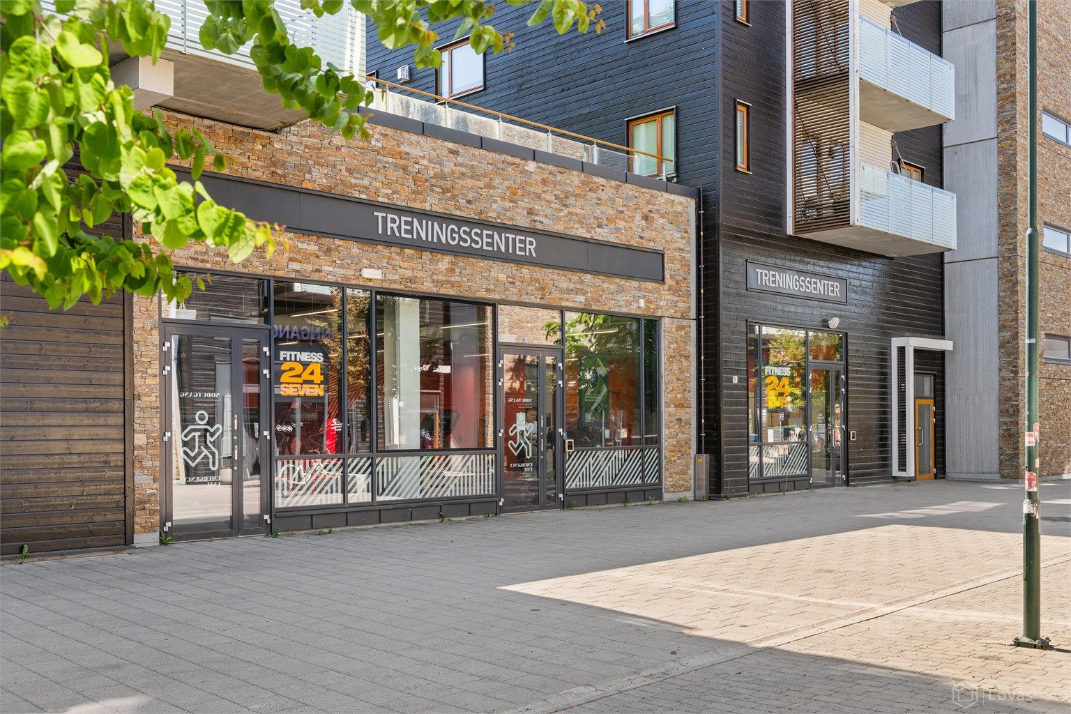 Treningssenteret Fitness24Seven ligger sentralt til på Mortensrud Torg.