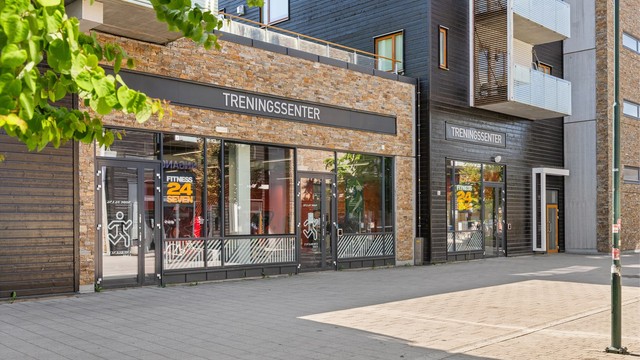 Treningssenteret Fitness24Seven ligger sentralt til på Mortensrud Torg.
