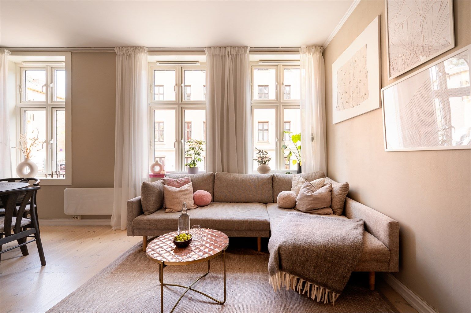 Innvendig har du en lys og romslig stue med store vinduer