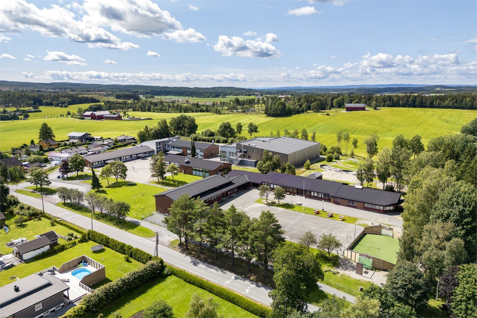 Kort og trygg vei til Knapstad barne- og ungdomsskole, kun 1,1 km unna.