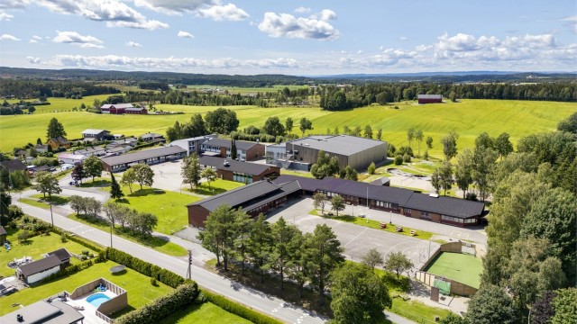 Kort og trygg vei til Knapstad barne- og ungdomsskole, kun 1,1 km unna.