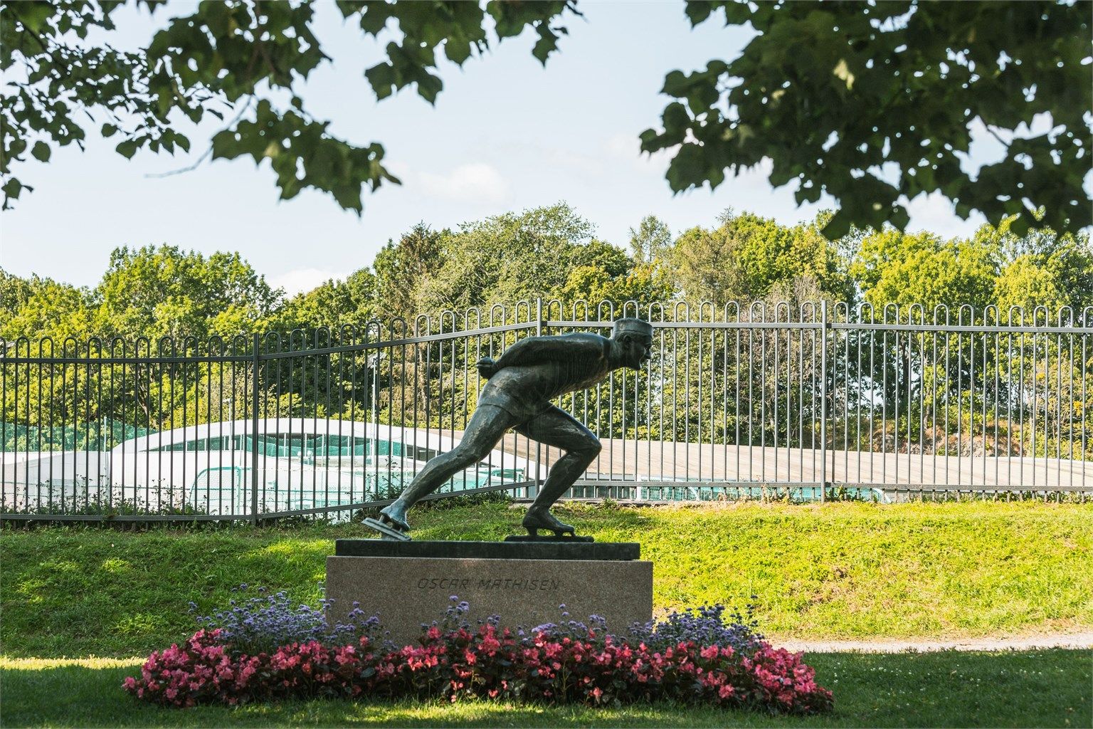 Enten du vil trene, bade eller bare nyte en rolig ettermiddag, ligger Frognerbadet og Frogner stadion like i nærheten.